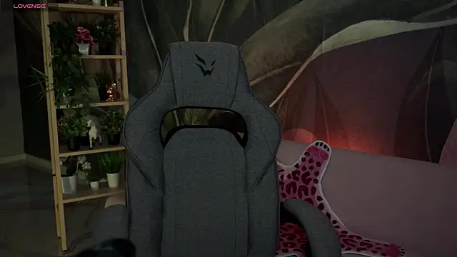 Snapshot of OliviaMcClean chatting on 10/08/25, 01:03 OliviaMcClean online show from 10/08/25, 01:03