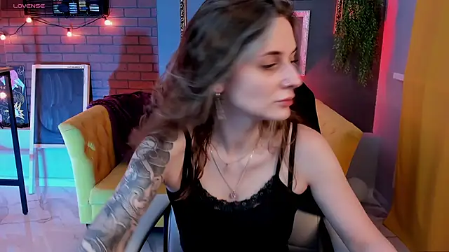 Snapshot of OliviaMcClean chatting on 11/06/25, 02:45 OliviaMcClean online show from 11/06/25, 02:45