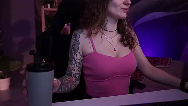 Snapshot of OliviaMcClean chatting on 11/18/25, 05:56 OliviaMcClean online show from 11/18/25, 05:56