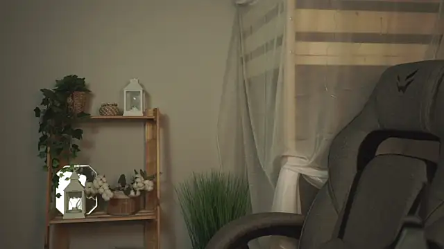 Snapshot of OliviaMcClean chatting on 11/19/25, 02:44 OliviaMcClean online show from 11/19/25, 02:44