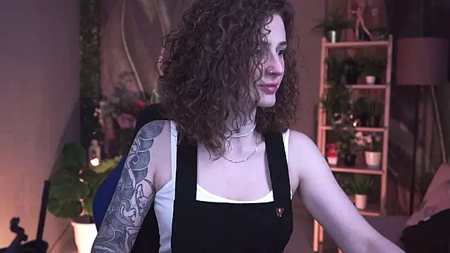 Snapshot of OliviaMcClean chatting on 02/22/26, 11:36 OliviaMcClean online show from 02/22/26, 11:36