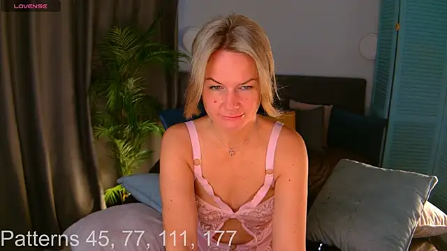 Snapshot of AssolMonet chatting on 10/14/25, 06:25 AssolMonet online show from 10/14/25, 06:25