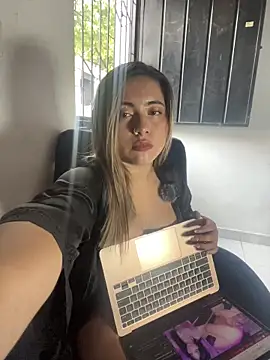 Snapshot of lunaxxx_69 chatting on 11/21/25, 09:24 lunaxxx 69 online show from 11/21/25, 09:24