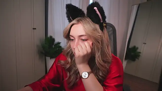 Snapshot of christie_luv chatting on 11/04/25, 01:32 christie luv online show from 11/04/25, 01:32