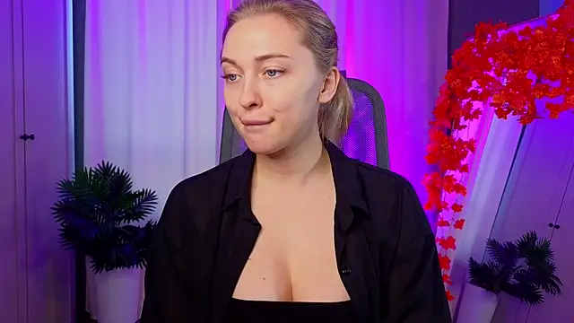 Snapshot of christie_luv chatting on 11/08/25, 01:11 christie luv online show from 11/08/25, 01:11