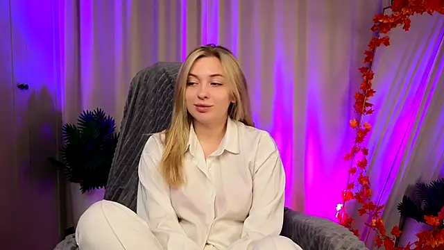 Snapshot of christie_luv chatting on 11/15/25, 02:24 christie luv online show from 11/15/25, 02:24