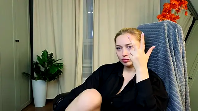 Snapshot of christie_luv chatting on 11/19/25, 02:28 christie luv online show from 11/19/25, 02:28