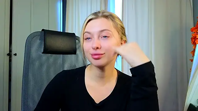 Snapshot of christie_luv chatting on 11/20/25, 10:15 christie luv online show from 11/20/25, 10:15