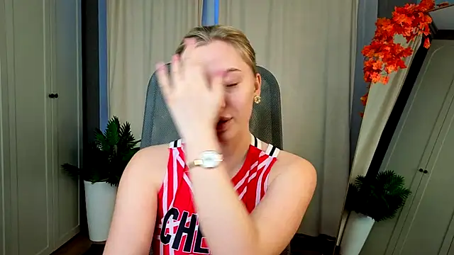 Snapshot of christie_luv chatting on 11/22/25, 01:43 christie luv online show from 11/22/25, 01:43