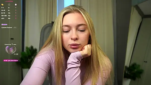 Snapshot of christie_luv chatting on 12/04/25, 01:09 christie luv online show from 12/04/25, 01:09