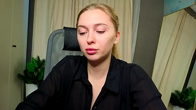 Snapshot of christie_luv chatting on 12/05/25, 01:09 christie luv online show from 12/05/25, 01:09