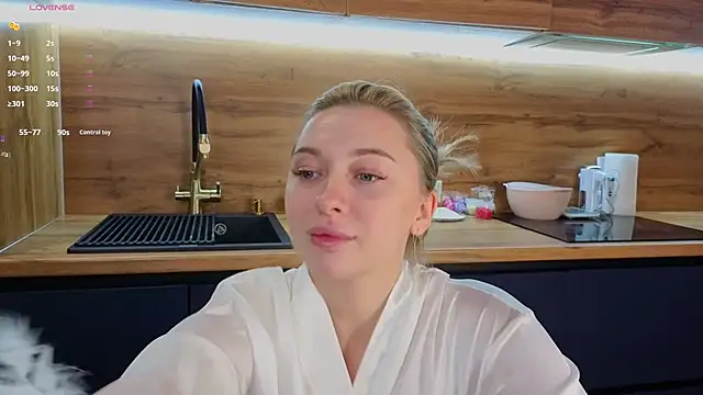 Snapshot of christie_luv chatting on 01/15/26, 01:37 christie luv online show from 01/15/26, 01:37