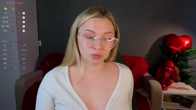 Snapshot of christie_luv chatting on 02/18/26, 11:17 christie luv online show from 02/18/26, 11:17