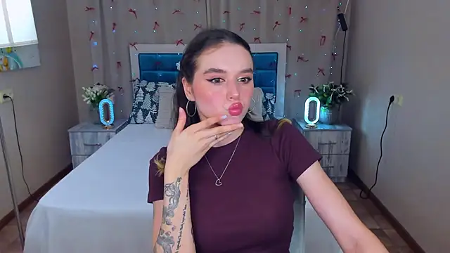 Snapshot of EmelyMason chatting on 12/15/25, 09:13 EmelyMason online show from 12/15/25, 09:13