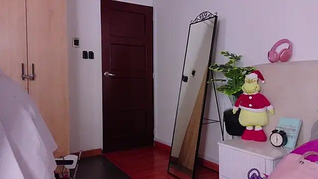 Snapshot of SaritaBratz chatting on 12/18/25, 10:38 SaritaBratz online show from 12/18/25, 10:38