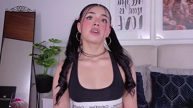 Snapshot of SaritaBratz chatting on 02/25/26, 08:51 SaritaBratz online show from 02/25/26, 08:51