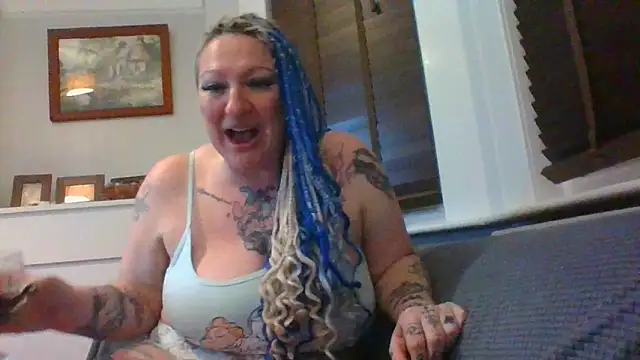 Snapshot of livieblainn chatting on 03/04/25, 11:00 livieblainn online show from 03/04/25, 11:00