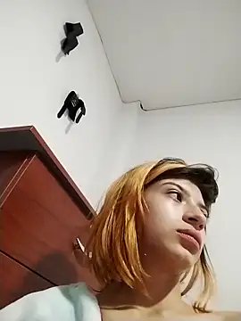 Snapshot of KratosAfroditacs chatting on 09/12/25, 12:38 KratosAfroditacs online show from 09/12/25, 12:38