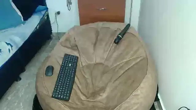 Snapshot of KratosAfroditacs chatting on 09/30/25, 12:37 KratosAfroditacs online show from 09/30/25, 12:37