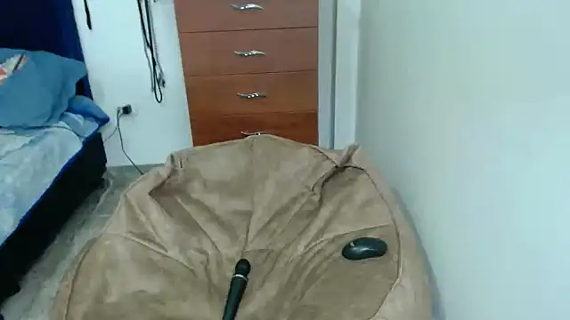 Snapshot of KratosAfroditacs chatting on 10/06/25, 11:02 KratosAfroditacs online show from 10/06/25, 11:02