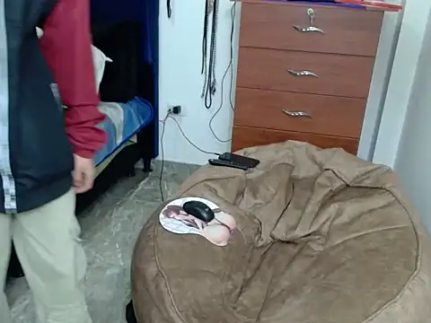 Snapshot of KratosAfroditacs chatting on 11/28/25, 10:12 KratosAfroditacs online show from 11/28/25, 10:12