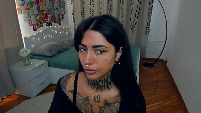 Snapshot of CharimgSabrina chatting on 10/26/25, 06:30 CharimgSabrina online show from 10/26/25, 06:30