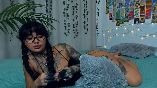 Snapshot of CharimgSabrina chatting on 11/08/25, 06:24 CharimgSabrina online show from 11/08/25, 06:24