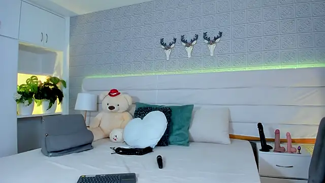 Snapshot of LeilaHiuston chatting on 02/16/26, 07:54 LeilaHiuston online show from 02/16/26, 07:54