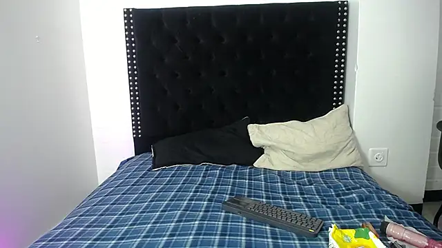 Snapshot of Ayliinn_ chatting on 03/14/25, 03:37 Ayliinn  online show from 03/14/25, 03:37