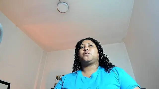 Snapshot of Ayliinn_ chatting on 11/25/25, 02:44 Ayliinn online show from 11/25/25, 02:44