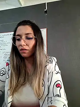 Snapshot of Isabella_Varella chatting on 03/05/25, 05:08 Isabella Varella online show from 03/05/25, 05:08