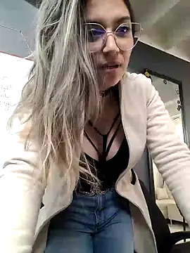 Snapshot of Isabella_Varella chatting on 03/20/25, 09:24 Isabella Varella online show from 03/20/25, 09:24