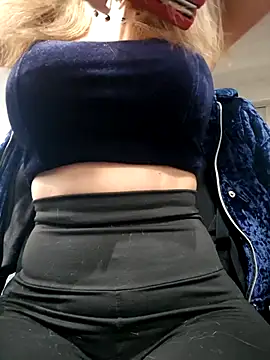 Snapshot of Isabella_Varella chatting on 09/23/25, 12:19 Isabella Varella online show from 09/23/25, 12:19