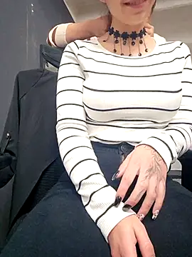 Snapshot of Isabella_Varella chatting on 10/15/25, 01:00 Isabella Varella online show from 10/15/25, 01:00