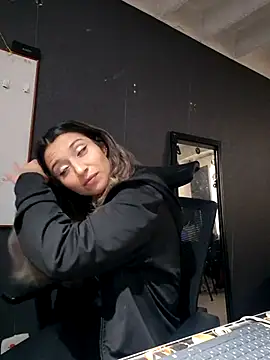 Snapshot of Isabella_Varella chatting on 10/28/25, 01:03 Isabella Varella online show from 10/28/25, 01:03