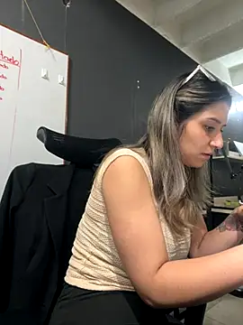 Snapshot of Isabella_Varella chatting on 11/13/25, 12:48 Isabella Varella online show from 11/13/25, 12:48