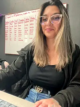 Snapshot of Isabella_Varella chatting on 11/15/25, 01:03 Isabella Varella online show from 11/15/25, 01:03