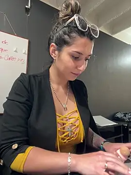 Snapshot of Isabella_Varella chatting on 11/20/25, 01:22 Isabella Varella online show from 11/20/25, 01:22