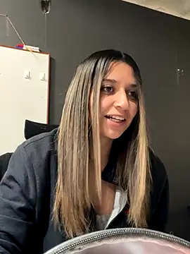 Snapshot of Isabella_Varella chatting on 11/21/25, 12:37 Isabella Varella online show from 11/21/25, 12:37