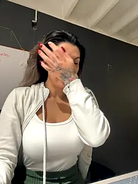 Snapshot of Isabella_Varella chatting on 11/28/25, 01:03 Isabella Varella online show from 11/28/25, 01:03