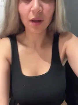 Snapshot of Isabella_Varella chatting on 12/17/25, 12:55 Isabella Varella online show from 12/17/25, 12:55