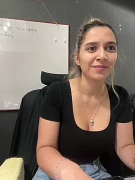 Snapshot of Isabella_Varella chatting on 12/19/25, 01:29 Isabella Varella online show from 12/19/25, 01:29