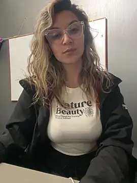 Snapshot of Isabella_Varella chatting on 02/13/26, 12:34 Isabella Varella online show from 02/13/26, 12:34