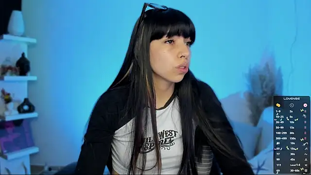 Snapshot of Saraa_Desiree chatting on 12/17/25, 10:49 Saraa Desiree online show from 12/17/25, 10:49