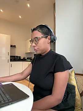 Melia Rayne online show from 11/14/25, 10:47