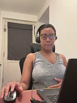 Snapshot of Melia_Rayne chatting on 12/19/25, 11:28 Melia Rayne online show from 12/19/25, 11:28