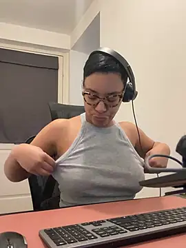 Snapshot of Melia_Rayne chatting on 02/25/26, 10:47 Melia Rayne online show from 02/25/26, 10:47