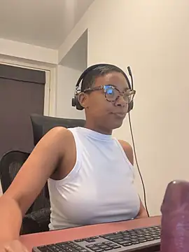 Snapshot of Melia_Rayne chatting on 05/18/26, 09:37 Melia Rayne online show from 05/18/26, 09:37