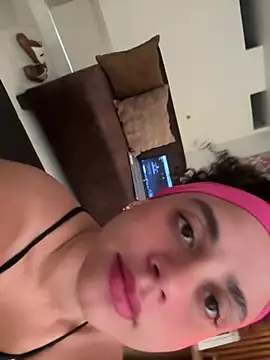 Snapshot of KittyTwerk_2 chatting on 03/05/25, 02:01 KittyTwerk 2 online show from 03/05/25, 02:01