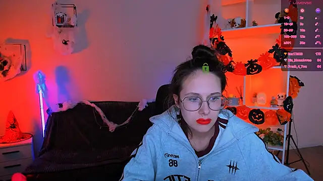 Snapshot of mona_cloud chatting on 10/30/25, 02:46 mona cloud online show from 10/30/25, 02:46